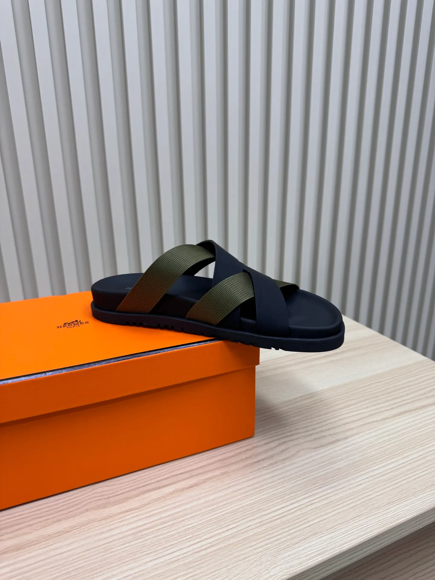 👟👟Ex-factory price 502👟👟 (Top version) Hermes 🐎The extremely popular couple's second uncle slippers/the latest snake print sandals and slippers, paired with various colorful socks, so trendy!  ———————— Upper: imported cowhide/sheep leather/cloth/palmprint leather lining: imported cowhide/sheepskin outsole: Tpu non-slip and wear-resistant outsole Female size: 35-42 (40.41.42 non-returnable and non-exchangeable) Male code: 39-45 (45 non-returnable and non-exchangeable)